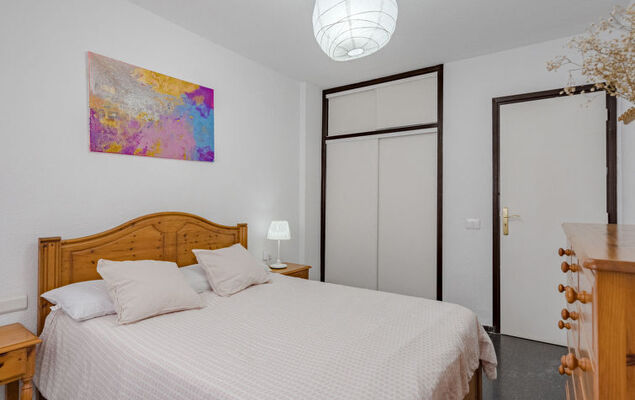 Cristianos Central Cityscape - Photo 4